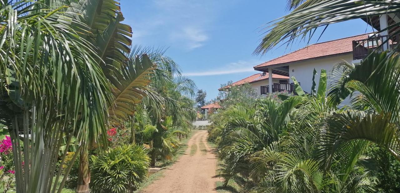 Ladja Beach Resort Ambalantota Exterior foto
